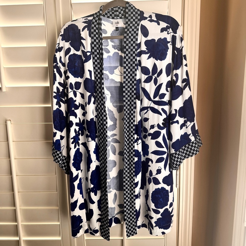 CAbi Blue White Floral Kimono Cardigan M L Open Front Boho Resort Layer
